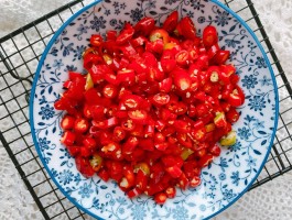 辣椒怎么腌制好吃(辣椒怎么腌制好吃视频教程)