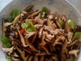 香菇炒肉的做法(胡萝卜香菇炒肉的做法)