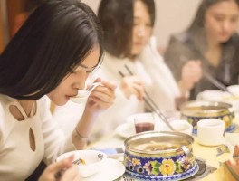 外国美女主持的中国各地美食节目(外国美女主持的中国各地美食节目是什么)