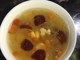 银耳羹的做法(银耳羹的功效有哪些)