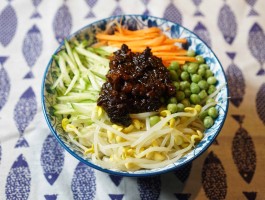 老北京炸酱面的做法(老北京炸酱面的做法及配料视频)