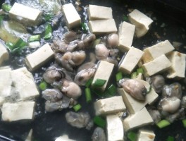 海蛎子豆腐汤(海蛎子豆腐汤怎么做好喝窍门)