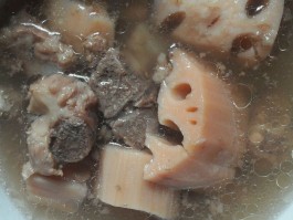 莲藕排骨汤(莲藕排骨汤需要什么材料)