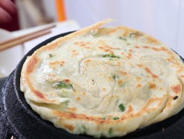 葱花饼的家常做法(发面鸡蛋葱花饼的家常做法)