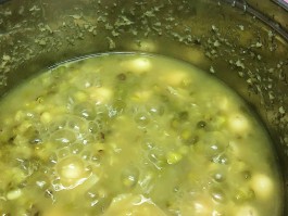 绿豆汤的做法(猪蹄莲藕绿豆汤的做法)