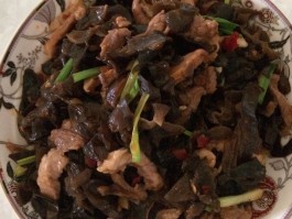 木耳炒肉的做法(杏鲍菇木耳炒肉的做法)