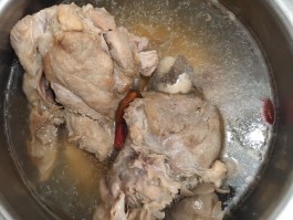 大骨头汤的做法(芋头炖大骨头汤的做法)