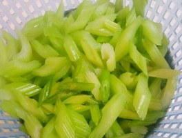 西芹的做法(牛肉炒西芹的做法)