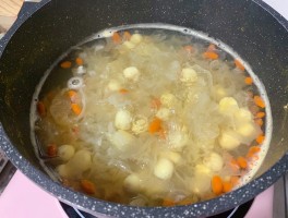 银耳莲子汤功效(莲子和银耳一起煮有什么功效)