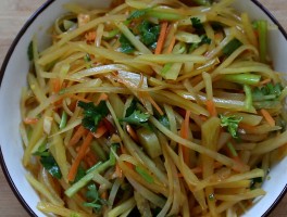 凉拌土豆丝的做法(凉拌土豆丝的做法 最正宗的做法视频教程)