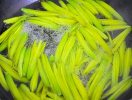 凉拌黄花菜的做法(凉拌黄花菜的做法简单)