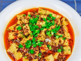 麻婆豆腐的做法视频(麻婆豆腐的做法视频准备一勺豆瓣酱放在案板上)